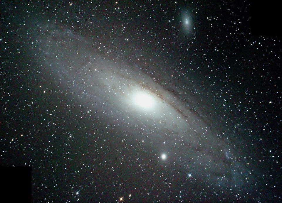 Galassia di andromeda e dettaglio delle galassie satelliti. Immagine scattata da Filippo - Astrofili Soglianesi Vega